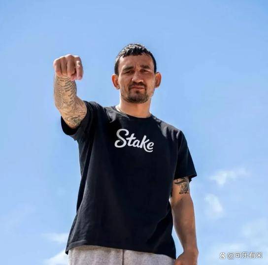 冠军都懵了！霍洛威被碾压，麦格雷戈五年没打，这场世纪大战连专家都不敢猜结果